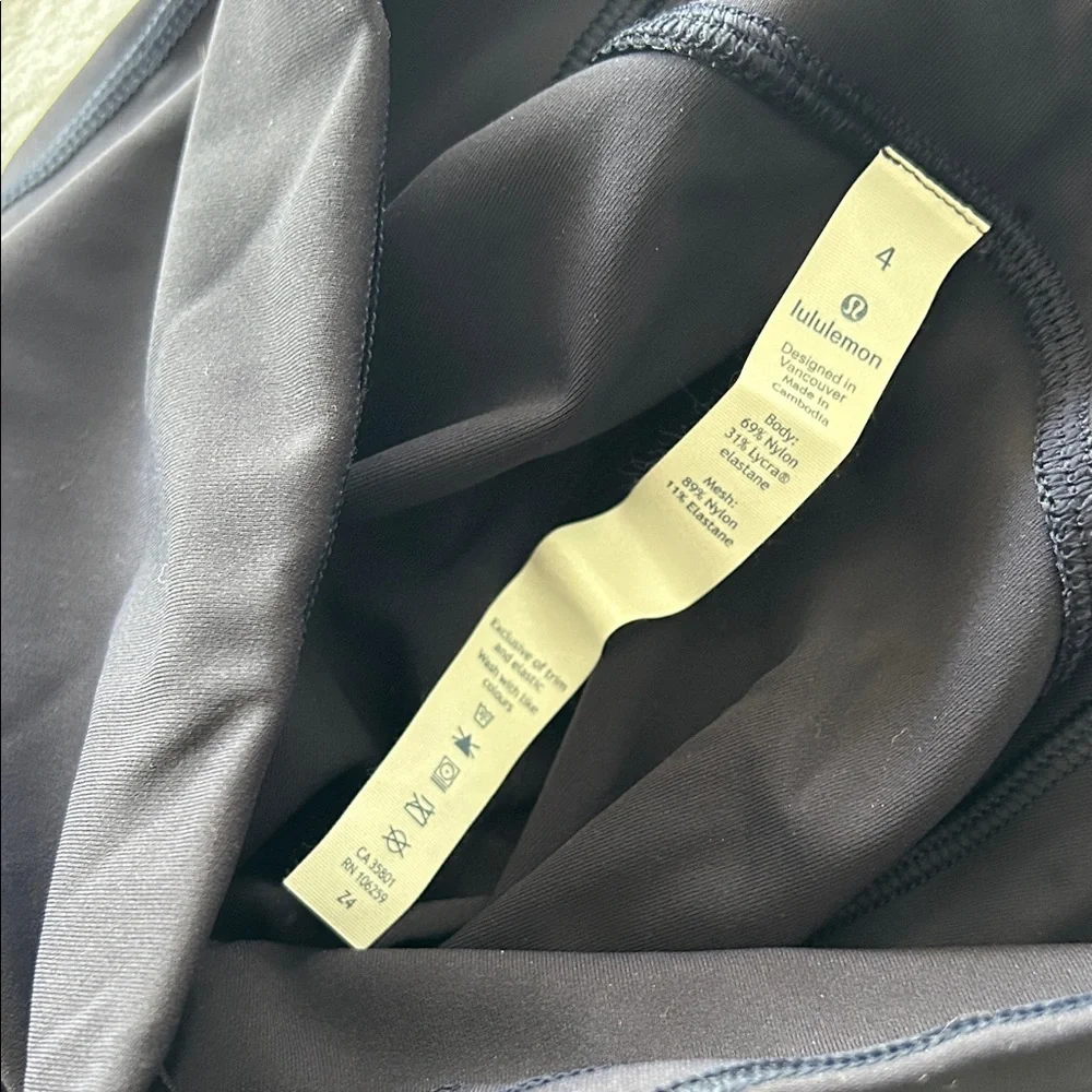 Lulu lemon train times size 4 25” navy